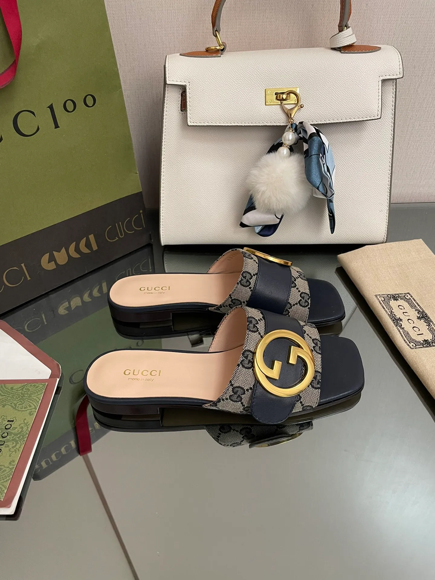 👟👟Ex-factory price👟👟Ex-factory price👟👟Ex-factory price 440👟👟 GuCCl high-end boutique 2024 round interlocking double GG new sandals, original and original quality! Every detail has been carefully crafted and can be compared with ZG, no second quality!  Fabric: Original customized waxed leather Hardware: Dongguan Dachang mold-opening hardware round interlocking double G buckle Lining/foot pads: High-end custom sheepskin lining Heel height: 1.0CM Outsole: Italian genuine leather sole Size: 35-41 (40 41 customized, non-returnable) Original high-end packaging!  The GucCi Blondie series made its debut in Los Angeles during the "Gucci March of Love" series of fashion shows, showing its outstanding charm on the star-studded Hollywood Walk of Fame. The new series echoes the style shown in the recent series, blending retro aesthetics and modern fashion to integrate different eras! The monogram pattern of the brand founder comes from the archive design of the 1970s, vividly interpreting this mid-heeled shoe💋👏 ●Circular interlocking Double G details. Flat heel ●1.0 cm heel height ●Italian creation Green full set of high-end original packaging